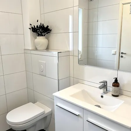 - Moderne Og Romslig Bolig Ved Havet Kabelvåg